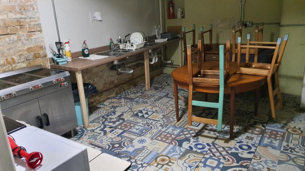 Mrs Potts Hostel Кардиф Екстериор снимка