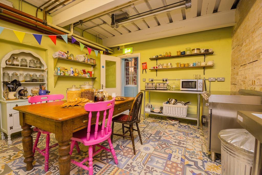 Mrs Potts Hostel Кардиф Екстериор снимка
